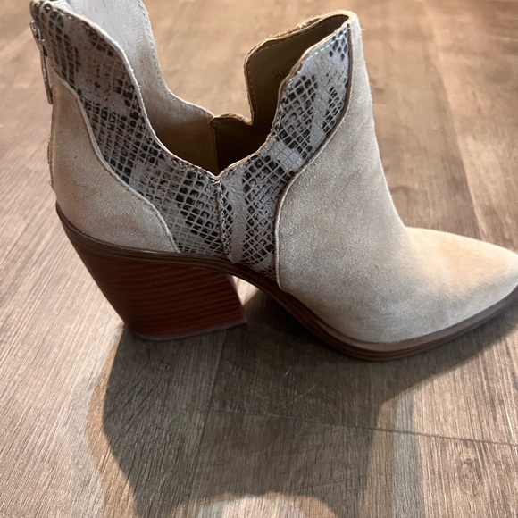 Vince Camuto Bootie Sz 7 - Picture 6 of 13